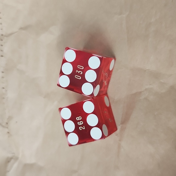 Vintage Aladdin Casino Las Vegas dice red - Picture 2 of 4